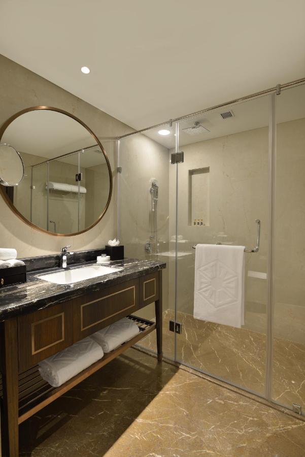 Taj Skyline Ahmedabad Hotel Exterior photo Bathroom